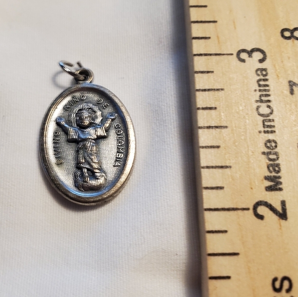 Vintage Catholic Divino Nino De Colombia Spanish yo Reinare Medal - Picture 1 of 3
